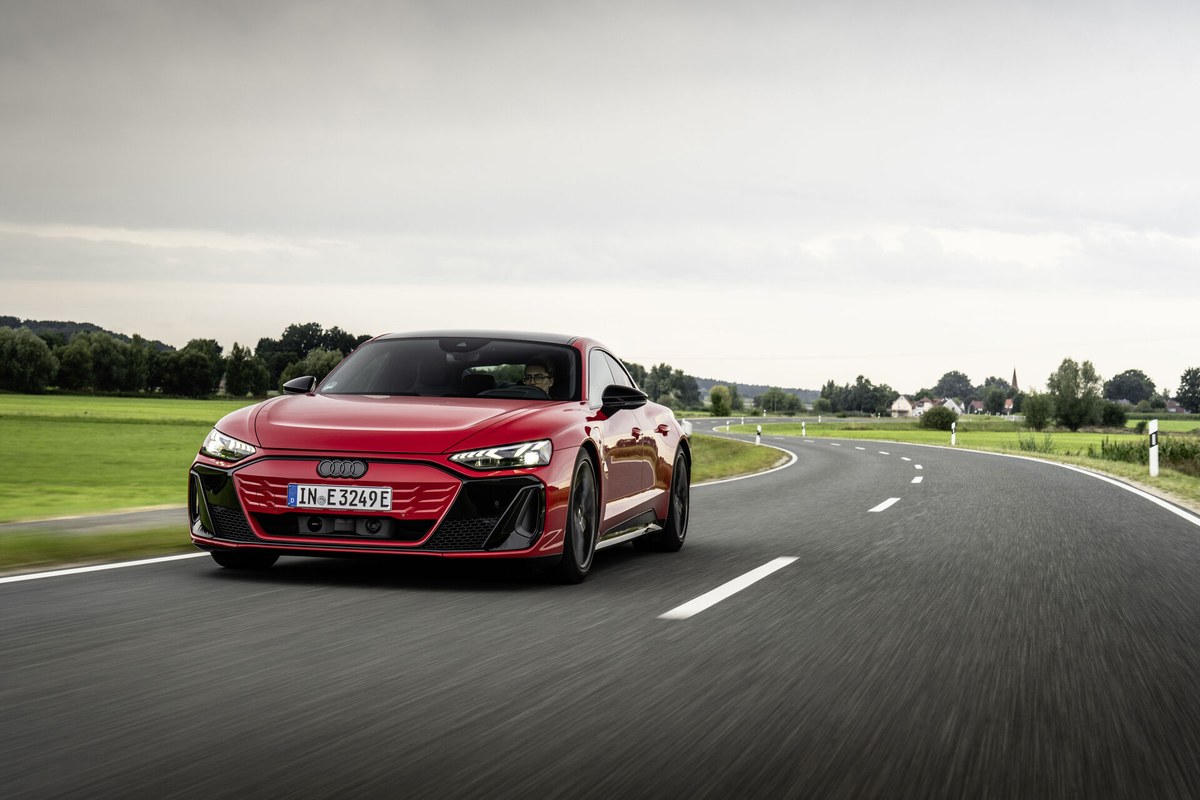 Audi e-tron GT vs Porsche Taycan